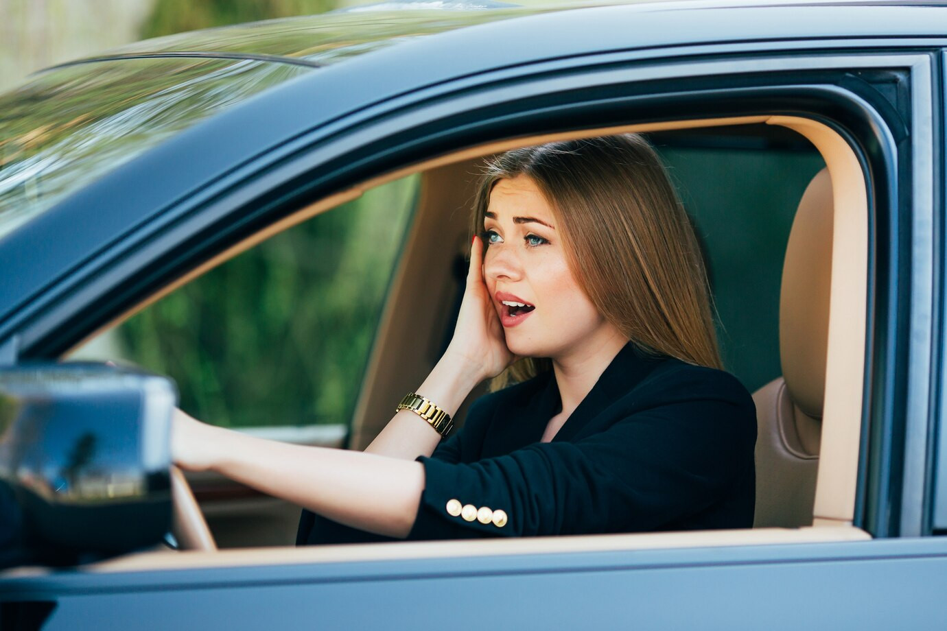 een driving instructor teaching student in car