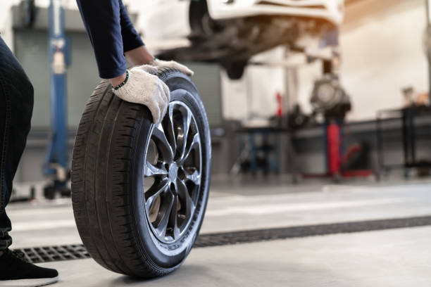 Get Drivers Ed Instructor Demonstrating Tire Change