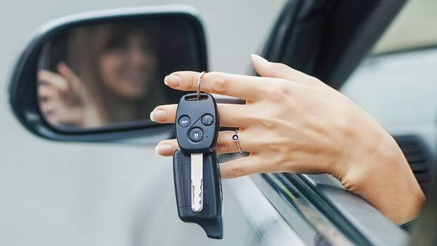 New driver holding keys with confidence, ready to drive after completing Get Drivers Ed’s online driving course.