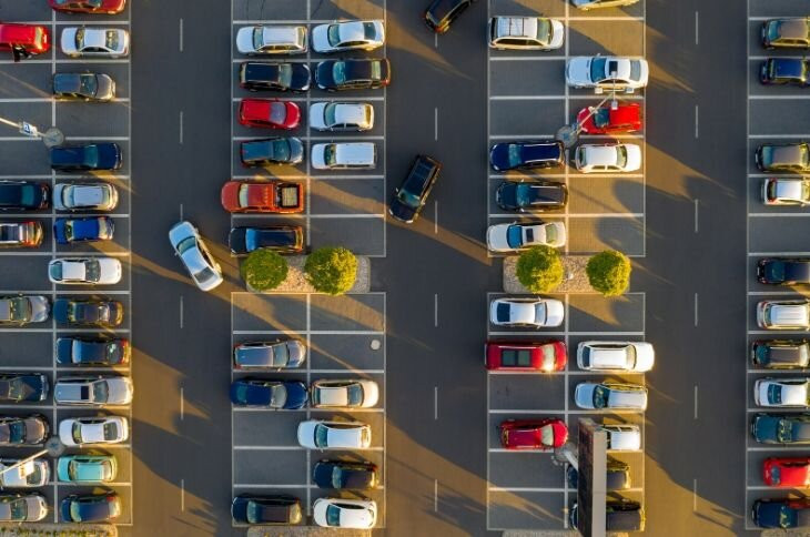 Driver successfully parallel parking with guidance from Get Drivers Ed.