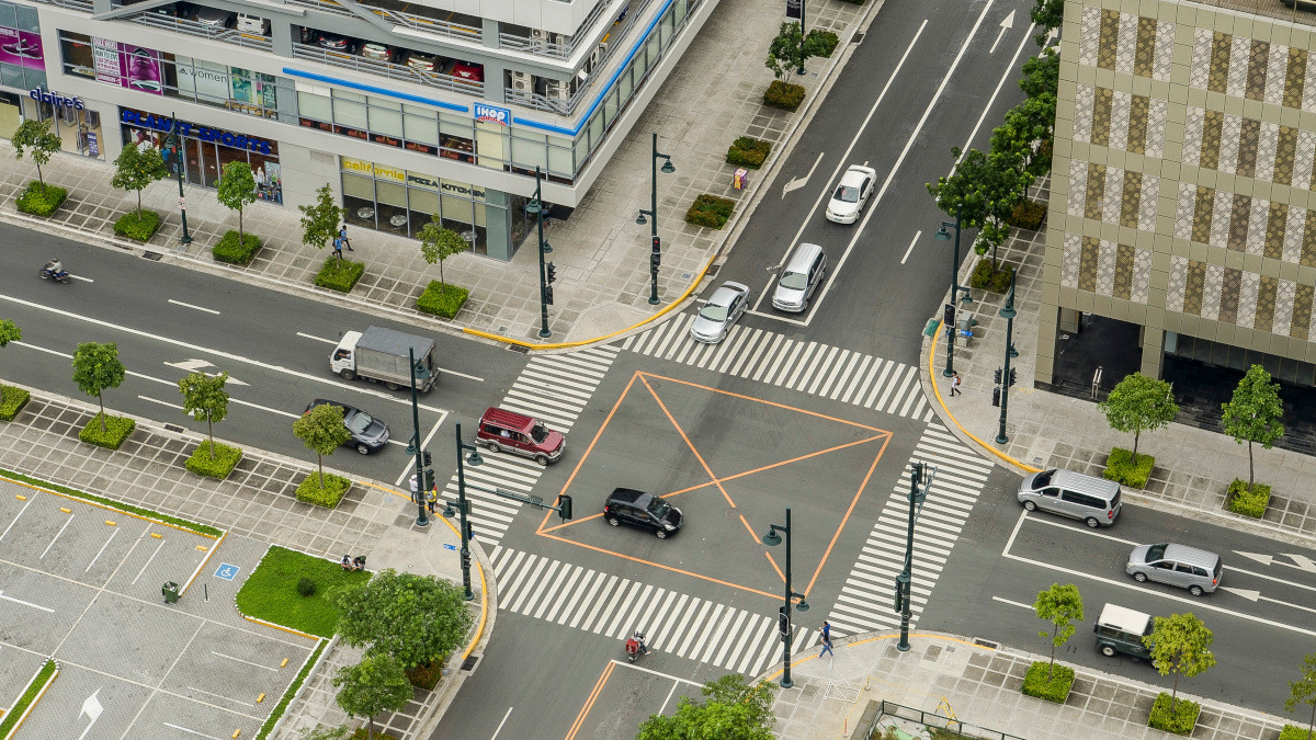 Fort Worth traffic at an intersection illustrating right-of-way laws for drivers