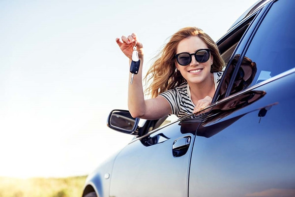 Prospective car buyer consulting Get Drivers Ed’s guide on choosing the right vehicle