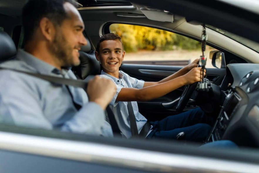 Teen learning to drive with Get Drivers Ed's comprehensive online drivers ed program