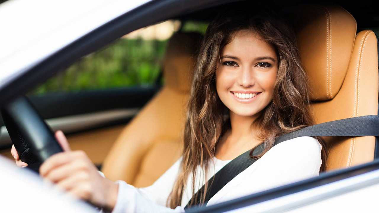 A focused driver practicing safe driving techniques learned at Get Drivers Ed, avoiding distractions.